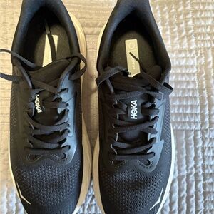 Hoka Arahi 7 Women’s Black and Cream Running Sneakers